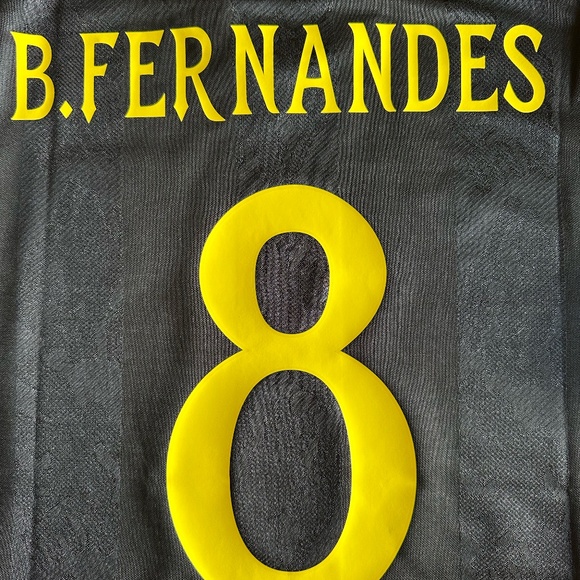 Adidas Manchester United 25/26 black away jersey, #8 Fernandes, size large. - Picture 6 of 7